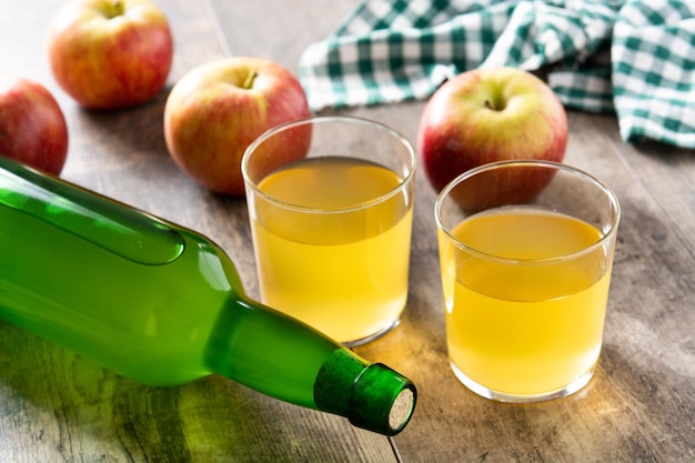Фото Напиток яблочного сидра на деревенском деревянном столе