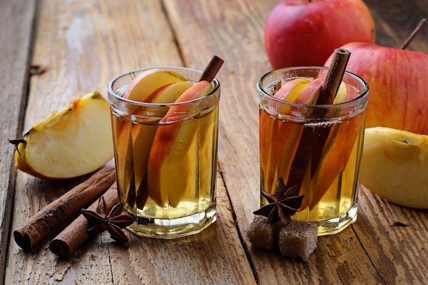 Apple-cider met kaneel