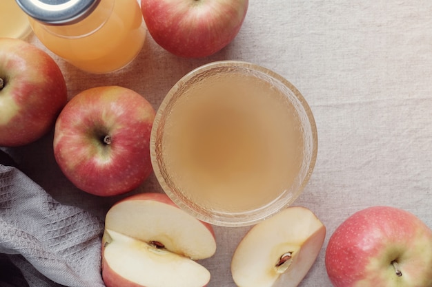 사진 유리 그릇에 어머니와 함께 사과 사과 식초, 내장 건강을위한 프로바이오틱스 음식