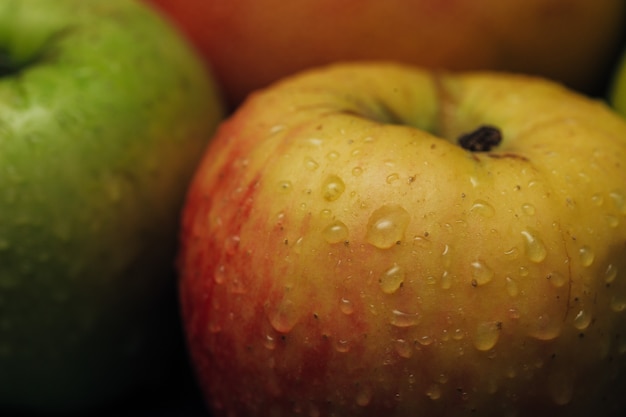 Apple close up con piccole gocce d'acqua sulla buccia