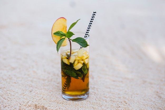 Apple-cocktail op het zand.