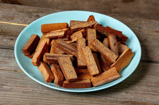 Foto cracker di mele su un piatto blu