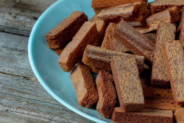 Apple-crackers op een blauw bord