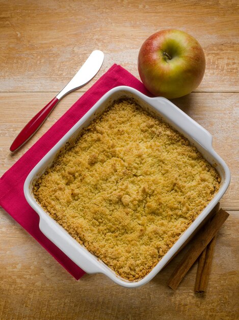 Apple crumble with cinnamon