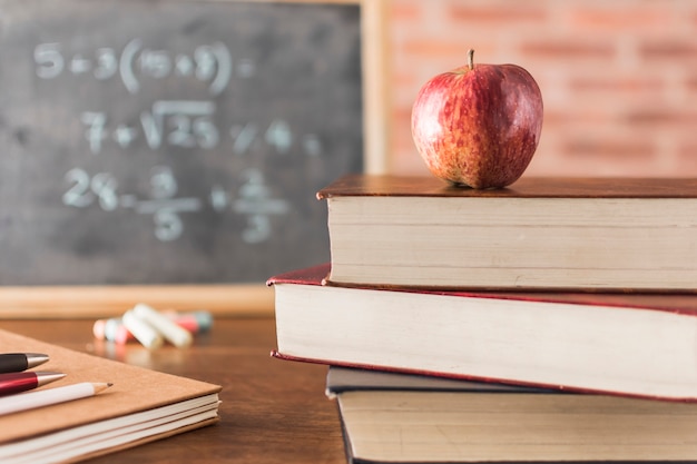 Foto apple en boeken in de klas