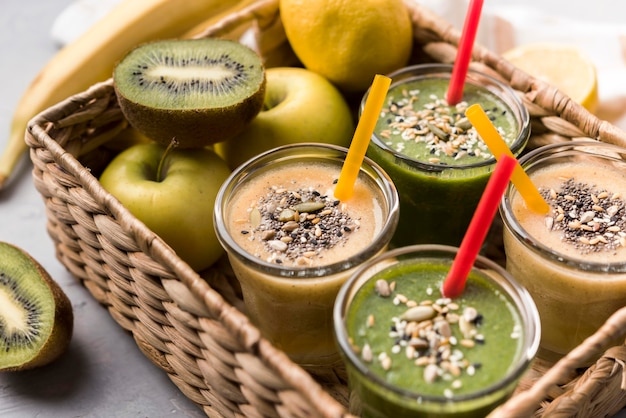 Foto apple en kiwi smoothies hoge hoek