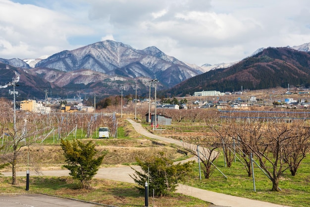 일본 야마노치 나가노에 있는 지역 마을과 중앙 알프스의 사과 농장