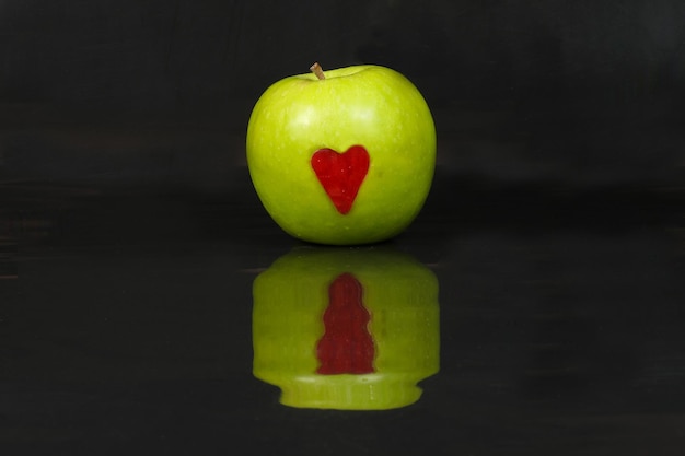 Photo apple heart red green