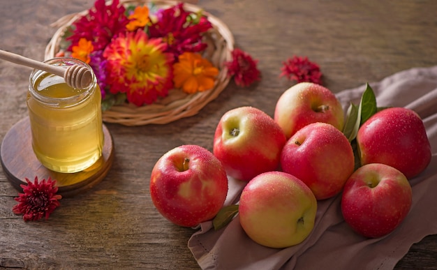 リンゴと蜂蜜、ユダヤ人の新年のお祝いの伝統的な食べ物、ロッシュハシャナ。セレクティブフォーカス。コピースペースの壁