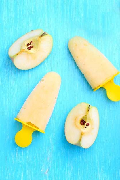 Photo apple ice cream on a blue background