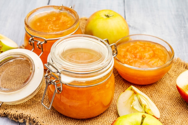 Marmellata di mele, confettura, chutney in un barattolo di vetro