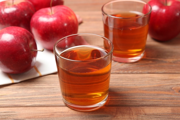 写真 テーブルの上の赤いリンゴからのリンゴジュース