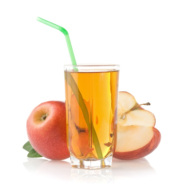 Яблочный сок в стекле, изолированные на белой поверхности