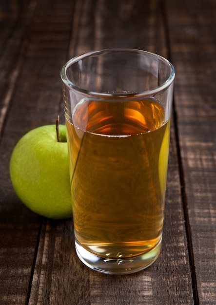 Photo apple juice glass with healthy green apples