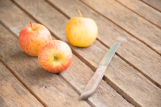 Apple e coltello sulla tavola di legno. frutta del fondo o