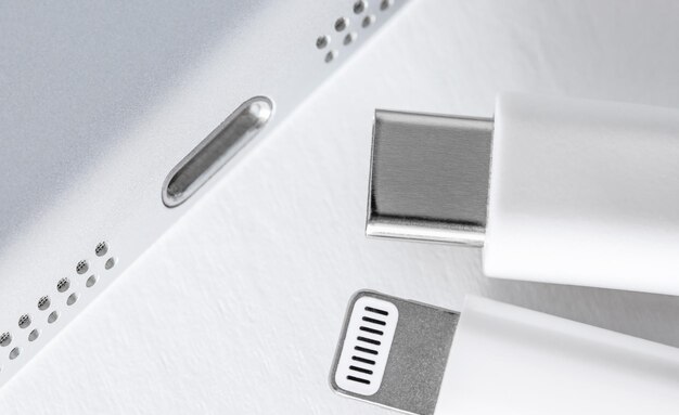 Apple Lightning naar USBC-kabel op de gradiënt witte achtergrond close-up Technologie concept