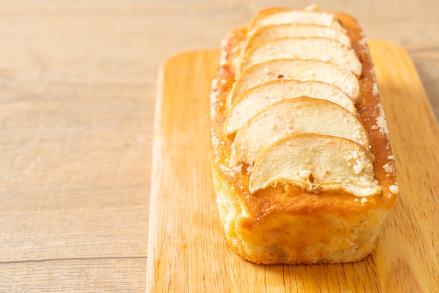Яблочный пирог на деревянной доске