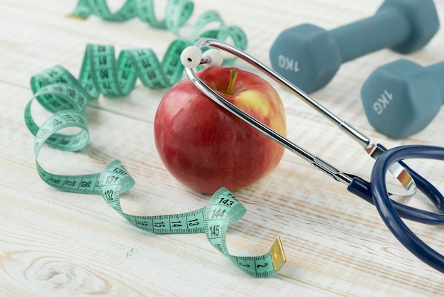 Apple-meetlint en een stethoscoop op tafel