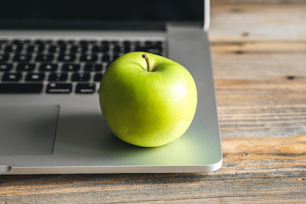 사진 직장 건강 간식에서 노트북 근처에 있는 apple