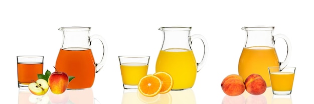 Photo apple orange and peach juices in glasses and decanters on a white background with reflection