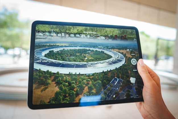 Foto la sede di apple park sullo schermo del tablet persona in negozio