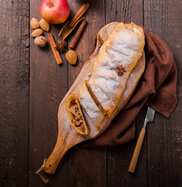 애플 과자 슈 트루 델 케이크 디저트 파이 근접 촬영. 계 피와 함께 오스트리아 퍼프 조각입니다. 생일 아침 식사를 위해 빵을 자른 빵. 집에서 만든 Apfelstrudel 미식가 빵 껍질