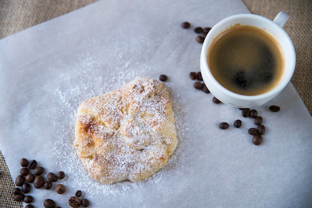 Foto torta di mele e tazza di caffè su sfondo bianco