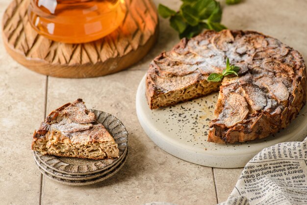 Torta di mele su un piatto