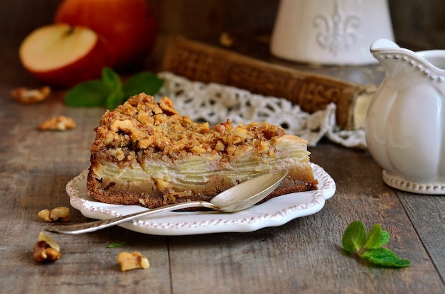 Foto torta di mele su un tavolo