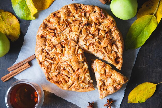 Foto torta di mele alla cannella charlotte un dolce dolce a base di mele cotte nell'impasto