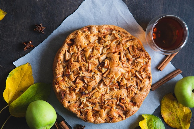 Foto torta di mele con cannella charlotte un dolce dolce a base di mele cotte nell'impasto