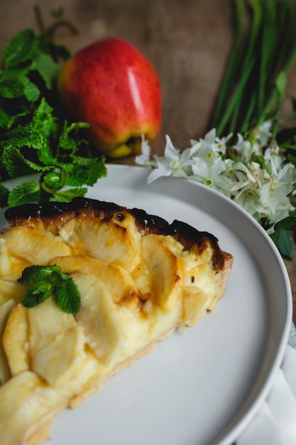 Apple pie with cinnamon and mint 