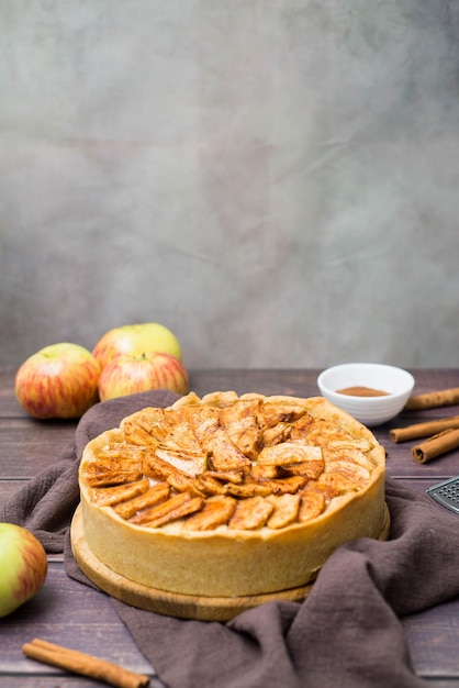 Torta di mele con cannella sul tovagliolo di legno e marrone