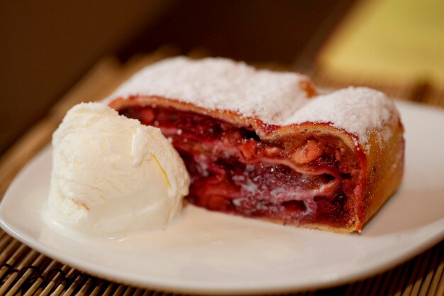 Apple pie with ice cream