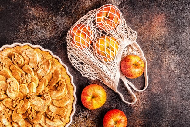 Яблочный пирог с грецкими орехами и корицей
