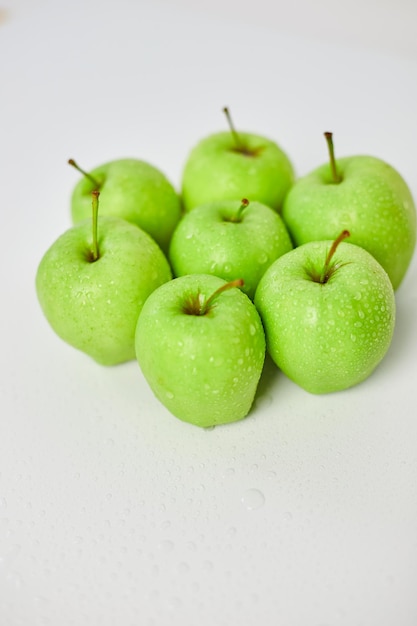Apple rijpe groene appels op een witte achtergrond oogst vruchten concept