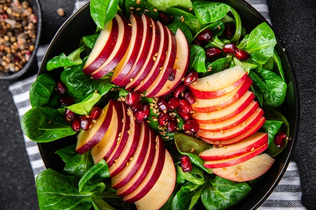 테이블 복사 공간에 사과 샐러드, 녹색 혼합 상추, 석류 곡물 건강 식사 음식 간식