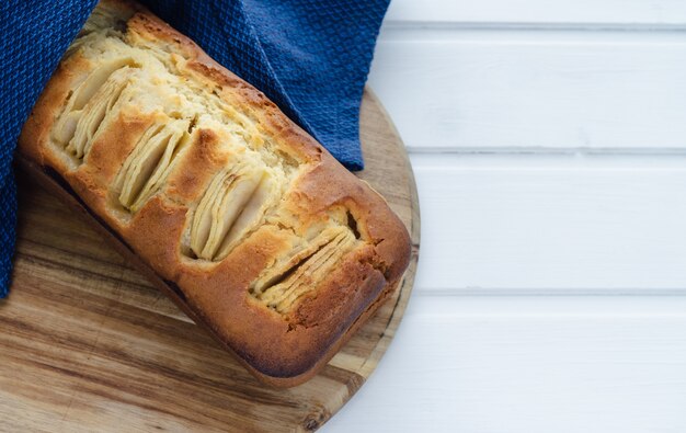 Apple sponge cake op een keukentafel op een witte achtergrond. Kopieer ruimte. Bakken concept.