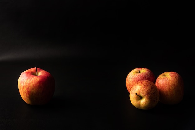 Яблоки, красивые яблоки, расположенные на черном фоне, портрет Low Key, выборочный фокус.