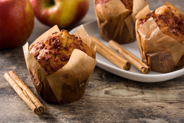 Photo apples and cinnamon muffins on wooden table