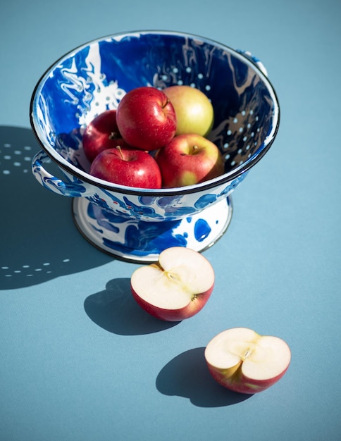 Photo apples in a colander