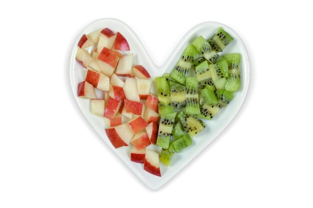 Яблоки и киви на тарелке в форме сердца с обтравочным контуром