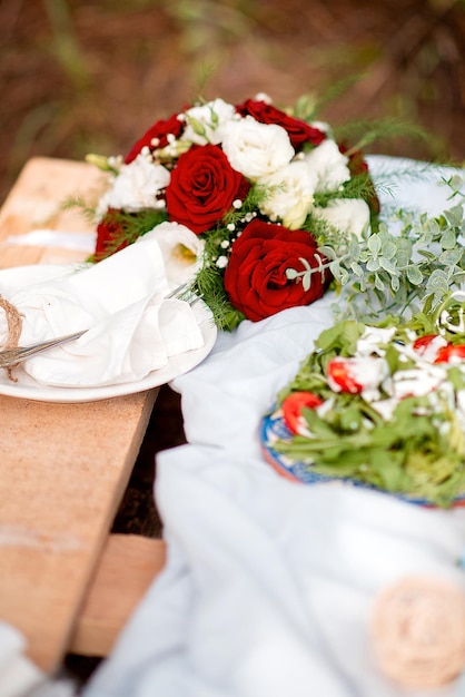 Mele su un picnic natura e decorazioni floreali