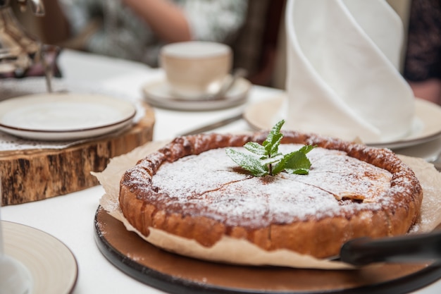 Foto torta di mele con samovar