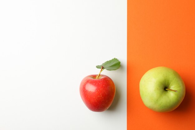 Яблоки на двухцветном столе
