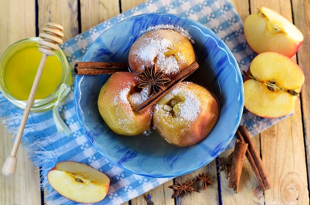 Photo apples with sugar baked in the oven with honey and spices