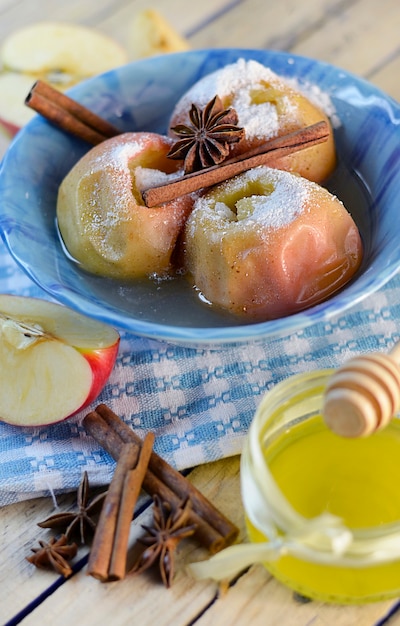 꿀과 향신료와 함께 오븐에서 구운 설탕과 사과
