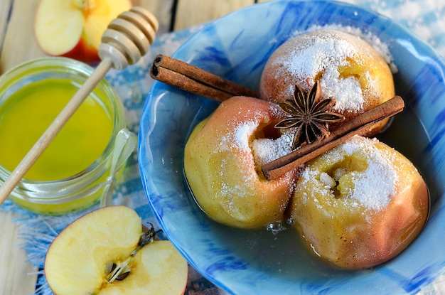 Яблоки с сахаром, запеченные в духовке с медом и специями