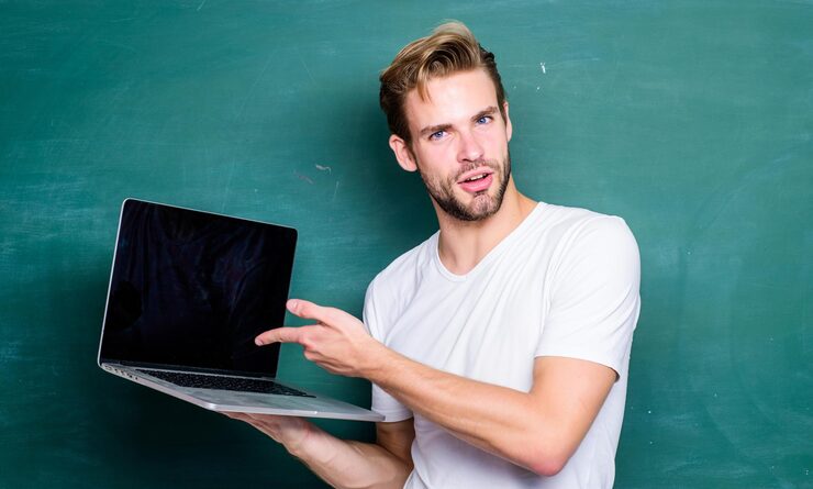 Photo apply online course for programmers programming web development student learn programming language school teacher programming with laptop handsome man use modern technology digital technology