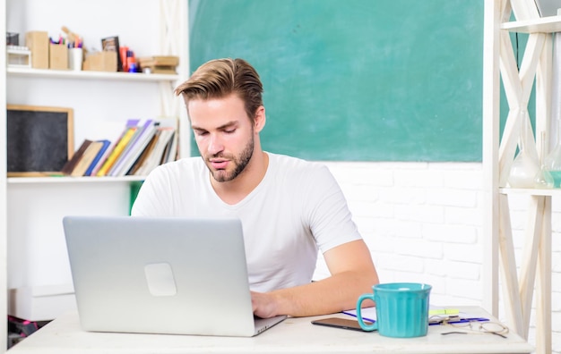 オンラインプログラミングコースの応募 学生がプログラミング言語を学ぶ 高校と大学ハンサムな男は近代的な技術を使用 知識を向上させる プログラミングウェブ開発 デジタル技術